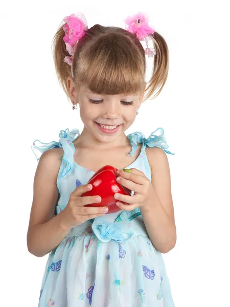 Ένα γλυκό κοριτσάκι με μια κόκκινη πιπεριά στο χέρι — Φωτογραφία Αρχείου