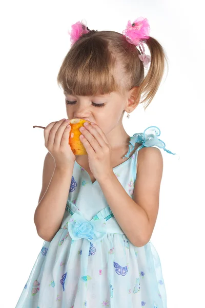 漂亮的小女孩与多汁的梨 — 图库照片