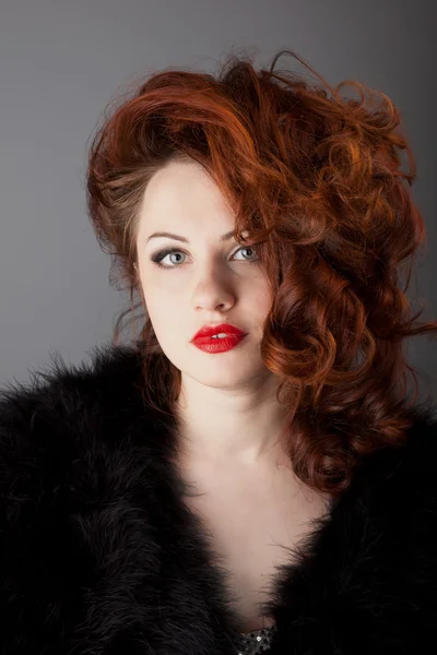 Una hermosa mujer pelirroja con labios rojos — Foto de Stock