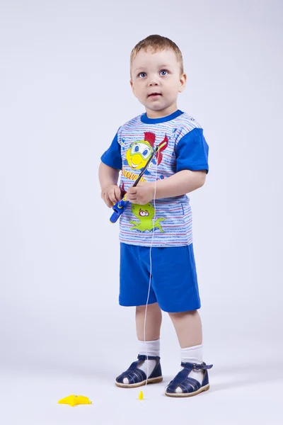 Porträtt av en liten söt pojke i blå kostym — Stockfoto