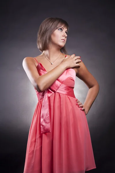 Primo piano ritratto di ragazza bruna in abito rosa — Foto Stock