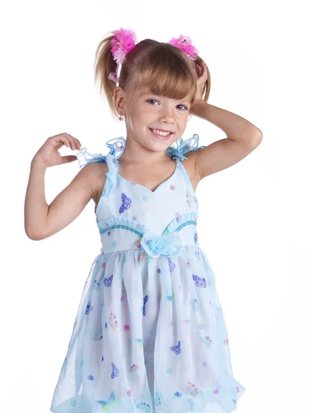 Porträt eines süßen kleinen Mädchens im blauen Kleid — Stockfoto