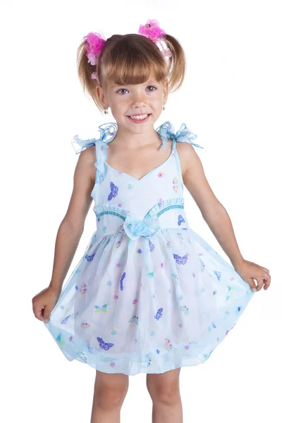 Porträtt av en söt liten flicka i blå klänning — Stockfoto