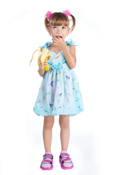 有在她手中的香蕉穿上蓝裙子的漂亮女孩 — 图库照片