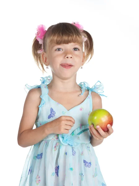 Ładna dziewczyna w niebieską sukienkę, z jabłkiem w dłoni — Zdjęcie stockowe