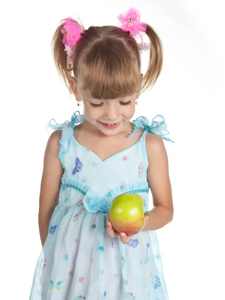 Ładna dziewczyna w niebieską sukienkę, z jabłkiem w dłoni — Zdjęcie stockowe