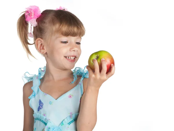 Hübsches Mädchen in einem blauen Kleid mit einem Apfel in der Hand — Stockfoto