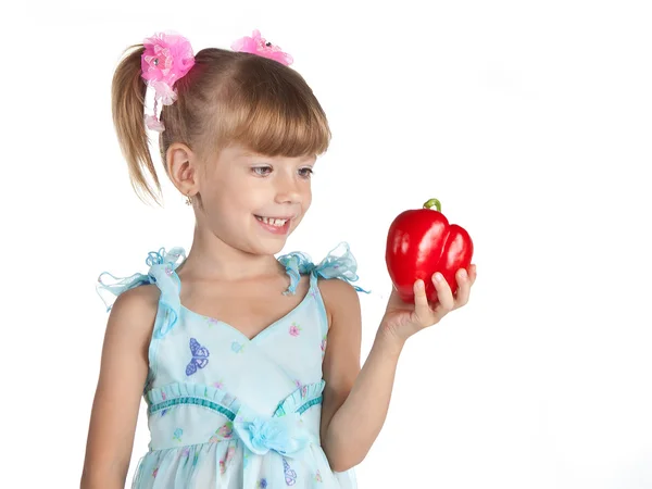 Una bambina dolce con un peperone rosso in mano — Foto Stock