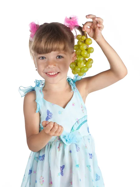 Красивая маленькая девочка с зеленым виноградом в руке — стоковое фото