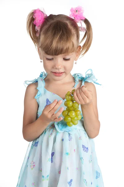 Sevimli küçük kız onun elinde Yeşil üzüm ile — Stok fotoğraf