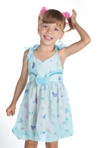 Πορτρέτο του ένα χαριτωμένο κοριτσάκι σε μπλε φόρεμα — Φωτογραφία Αρχείου