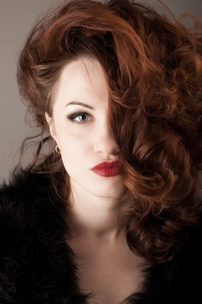 Kırmızı dudaklar güzel kızıl saçlı bir kadınla — Stok fotoğraf
