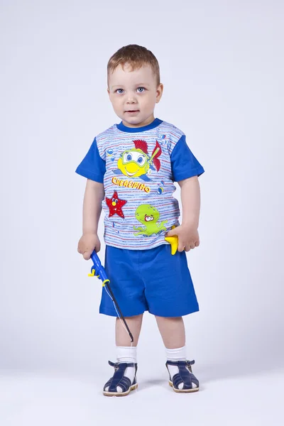 Porträtt av en liten söt pojke i blå kostym — Stockfoto