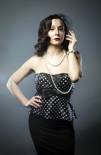 Femme mûre en collier de perles et un voile noir — Photo