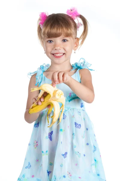 Ładna dziewczyna w niebieską sukienkę z banana w jej ręce — Zdjęcie stockowe