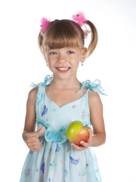 Mavi elbiseli güzel kız onun elinde elma — Stok fotoğraf