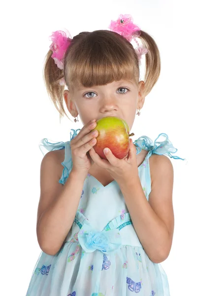 Hezká dívka v modrých šatech s jablkem v ruce — Stock fotografie