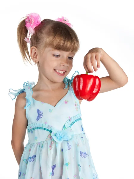 Uma menina doce com uma pimenta vermelha na mão — Fotografia de Stock