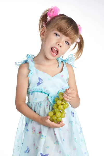 Menina bonita com uvas verdes na mão — Fotografia de Stock