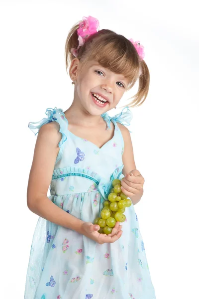 Niña bonita con uvas verdes en la mano — Foto de Stock