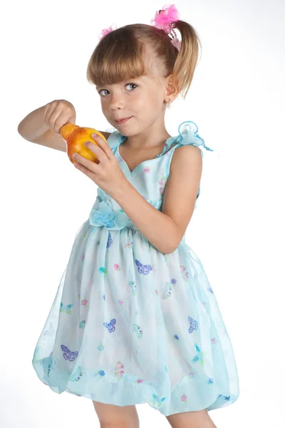 Bella bambina con una pera succosa — Foto Stock
