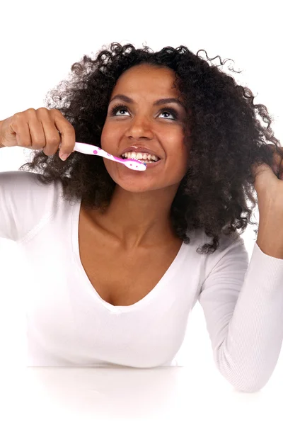 Retrato de una hermosa mujer negra limpiándose los dientes — Foto de Stock