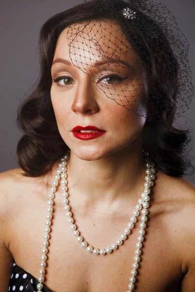 Zralá žena v perlový náhrdelník a černý závoj — Stock fotografie
