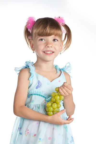 Όμορφο κοριτσάκι με πράσινα σταφύλια στο χέρι — Φωτογραφία Αρχείου