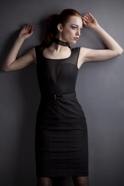 Rödhårig ung flicka i svart klänning — Stockfoto