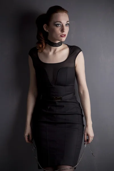 Ruiva jovem no vestido preto — Fotografia de Stock
