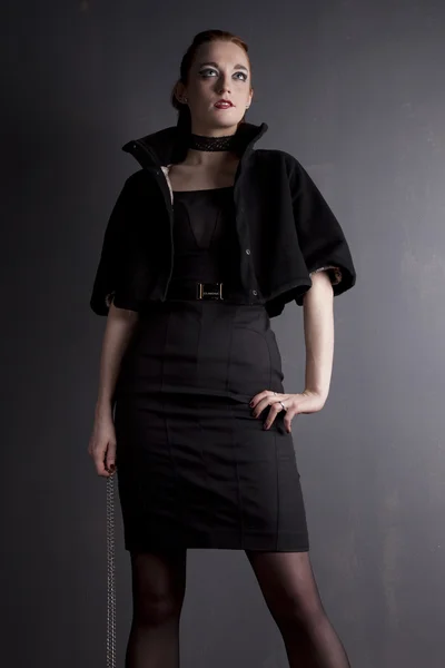 Ruiva jovem no vestido preto — Fotografia de Stock