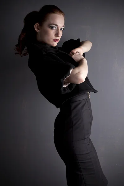 Siyah elbiseli kızıl saçlı genç kız — Stok fotoğraf