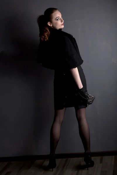Руда молода дівчина в чорній сукні — стокове фото