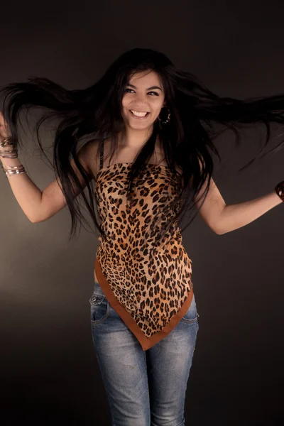 Una morena muy guapa en túnica de leopardo posando en estudio — Foto de Stock