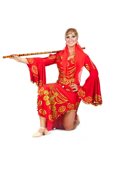彼女の手で民族の木製杖と赤いドレスの若い女性 — ストック写真