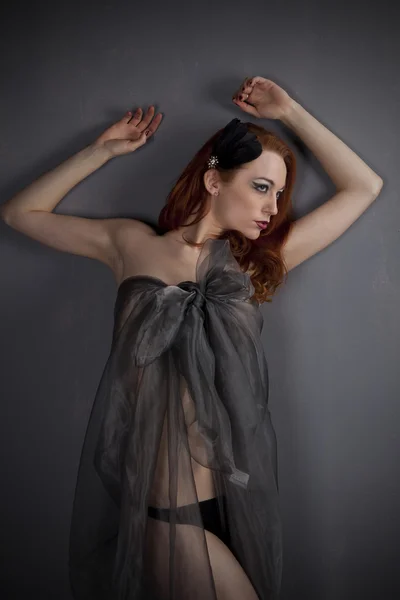 Fille rousse dans une robe de tissu transparent noir — Photo