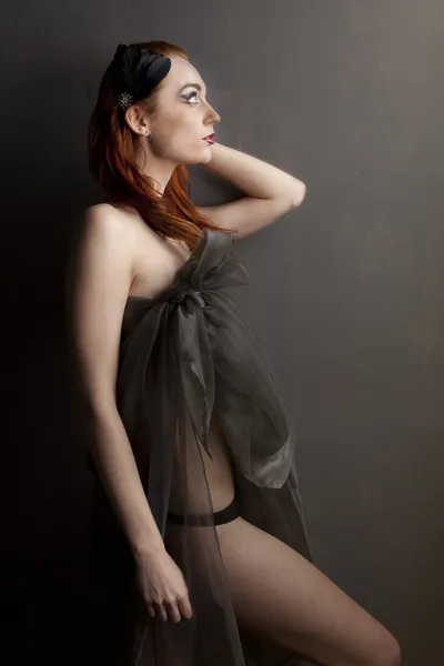 Rothaarige Mädchen in einem Kleid aus schwarzem transparentem Stoff — Stockfoto