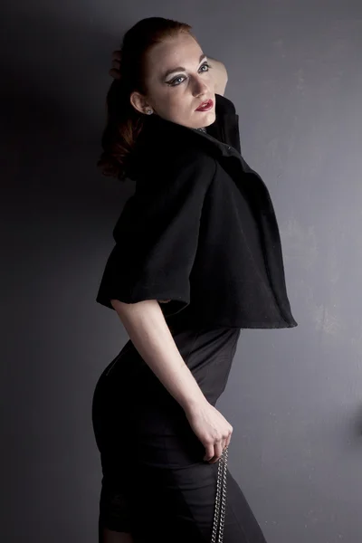 검은 드레스에 빨간 머리 소녀 — 스톡 사진