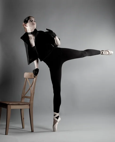 Jeune ballerine effectue des exercices près de la chaise — Photo