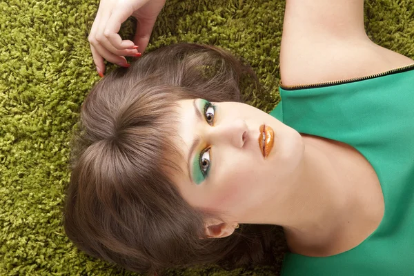 녹색 드레스 소녀 — 스톡 사진