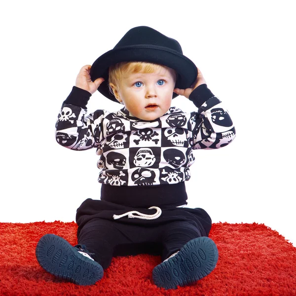 Mały chłopiec w pasiastej koszuli siedzi — Zdjęcie stockowe