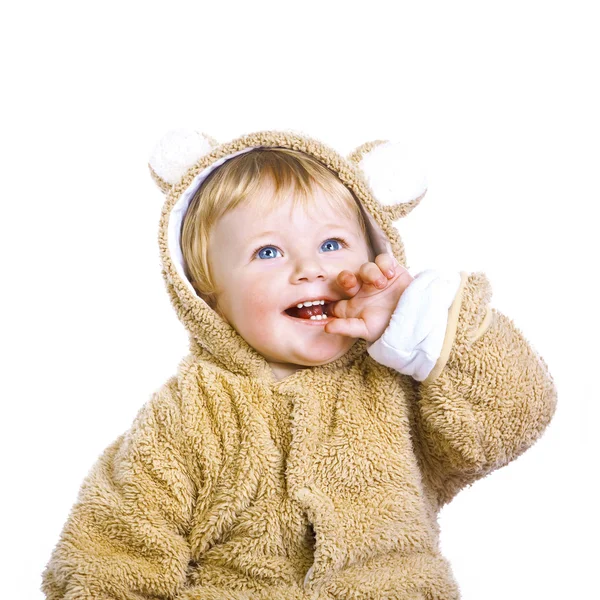 Un niño pequeño con la camisa a rayas se sienta —  Fotos de Stock