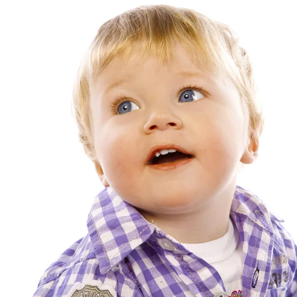 Маленький мальчик в полосатой рубашке сидит — стоковое фото