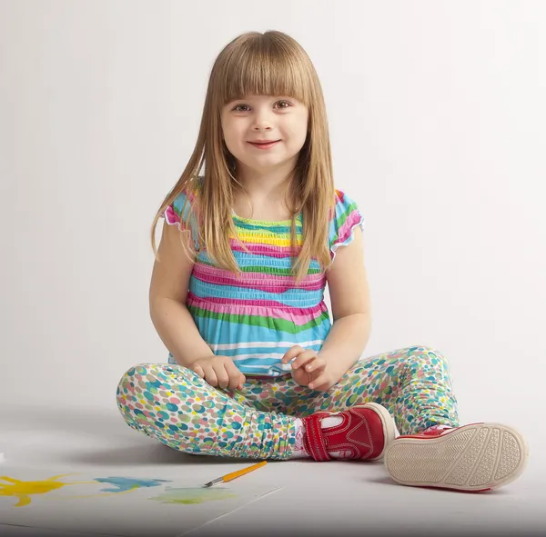 A little girl draws — Stock Photo, Image