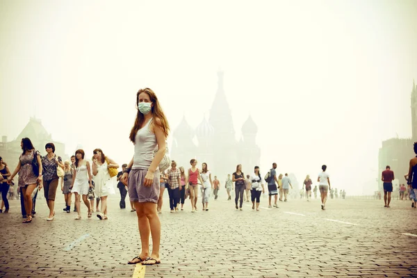 Meisje in een masker — Stockfoto
