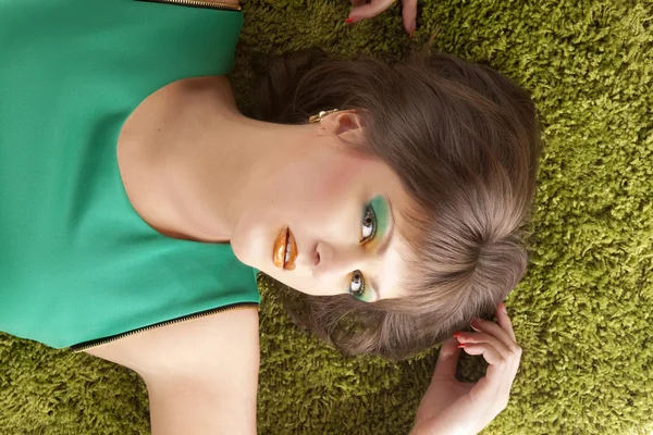 녹색 드레스 소녀 — 스톡 사진