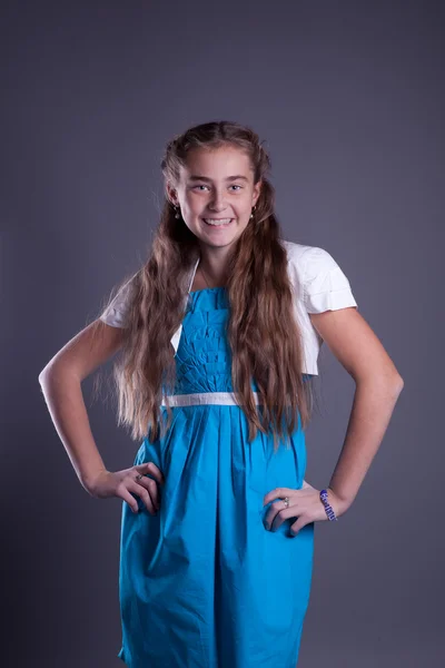 Tiener meisje in een blauwe jurk — Stockfoto