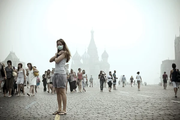 Meisje in een masker — Stockfoto