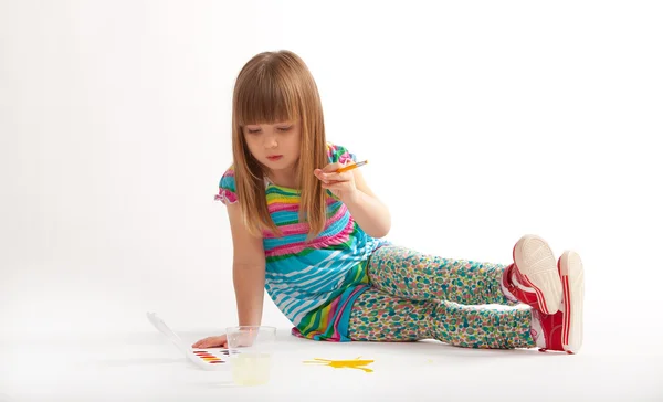 Ein kleines Mädchen zeichnet — Stockfoto