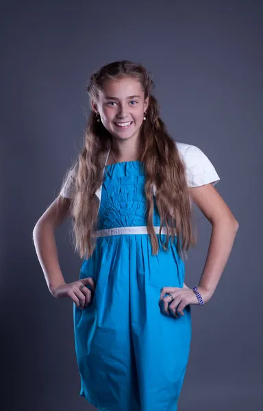 Menina adolescente em um vestido azul — Fotografia de Stock